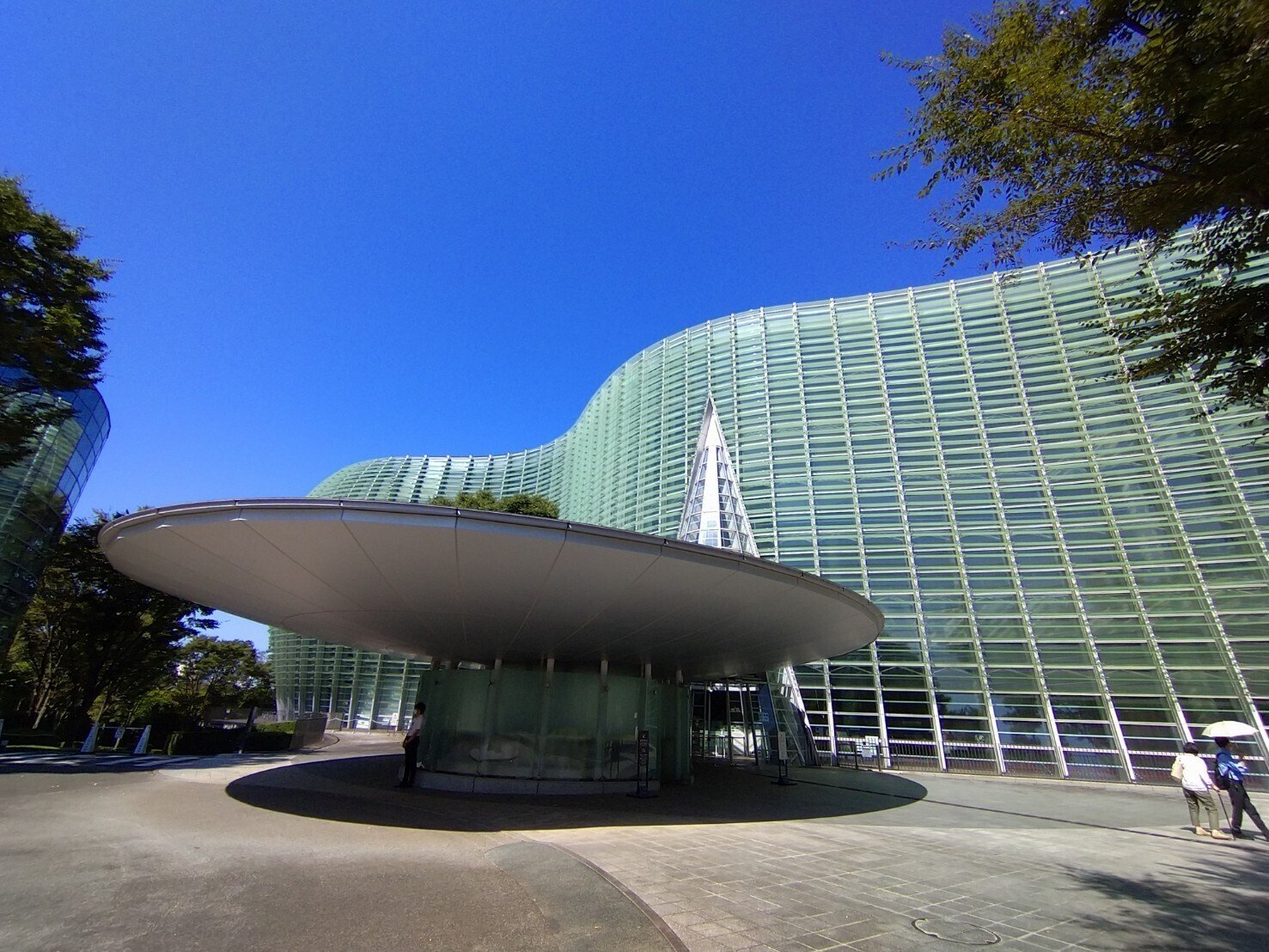 日本を代表する建築家 黒川 紀章さんが設計した素晴らしい『国立新美術館』です。|ぐるぐる 日本を代表する建築家 黒川 紀章さんが設計した素晴らしい『国立新美術館』です。|ぐるぐる