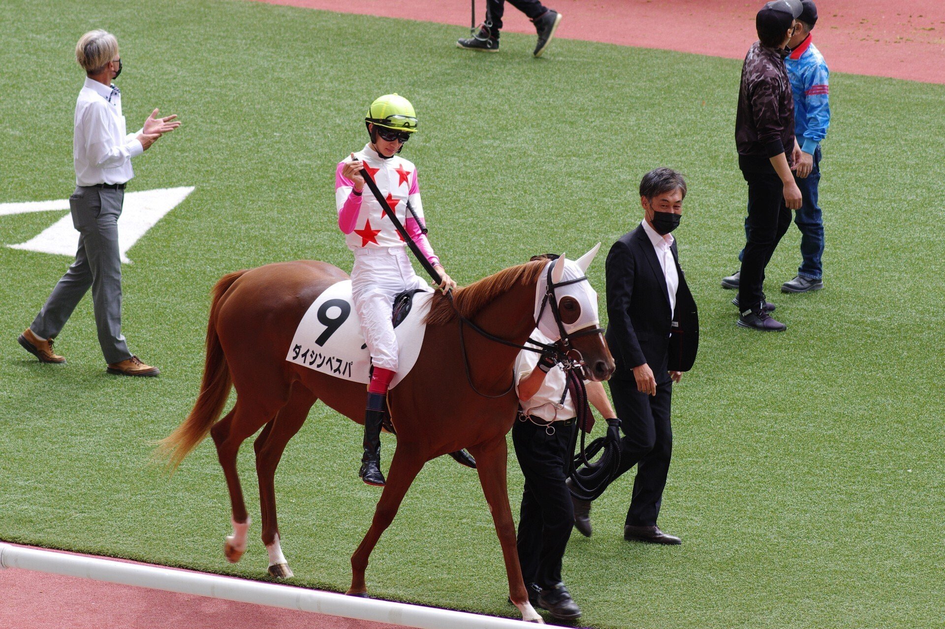 華やかなりし阪神競馬 (K-70 / smc PENTAX-DA☆200mmF2.8)｜夢望