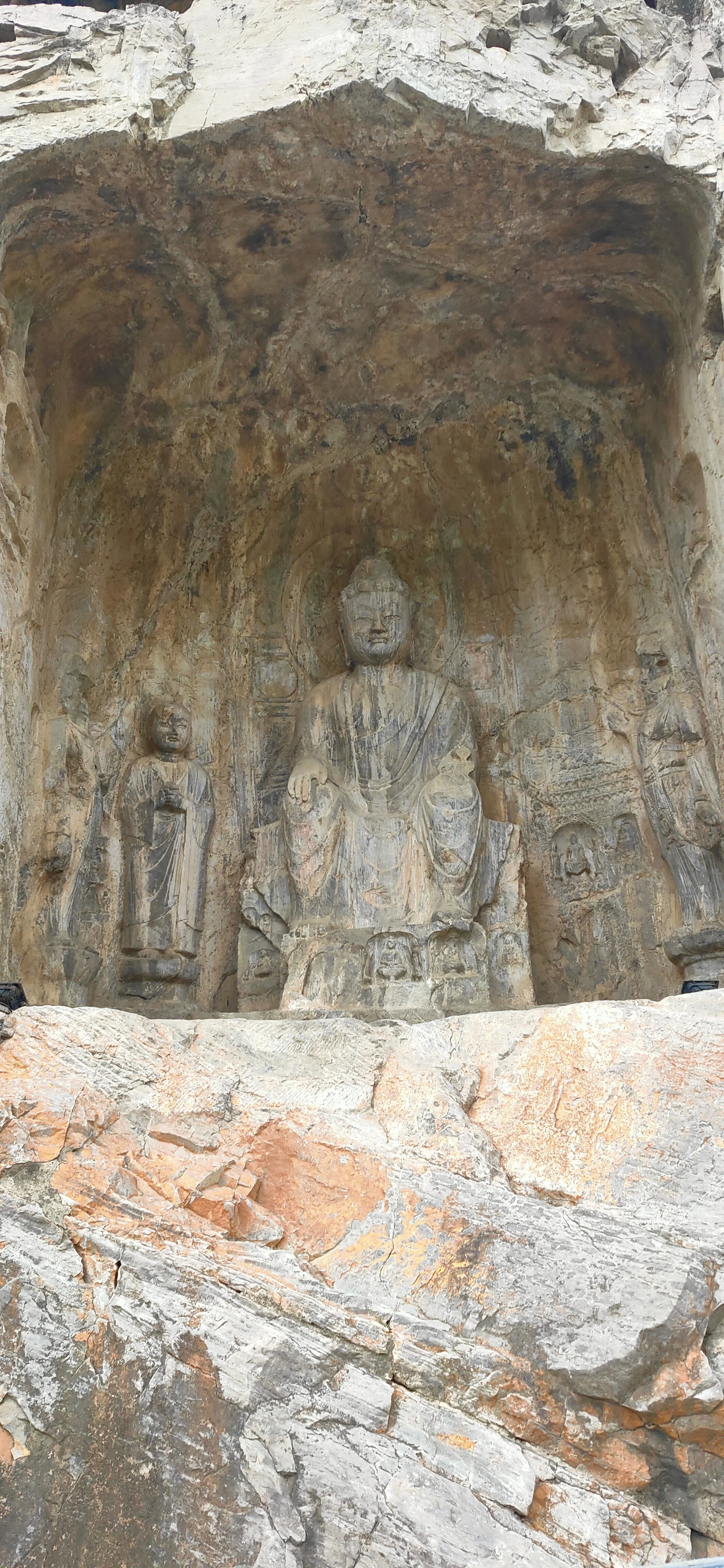 北魏時代の石刻技術に大感動！龍門石窟に行ってみた【中国観光】｜小羊