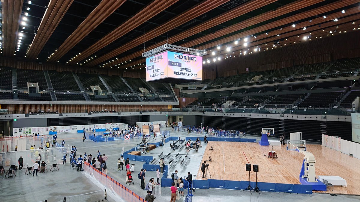 The arena at Chalespo Tokyo is sparsely populated.
