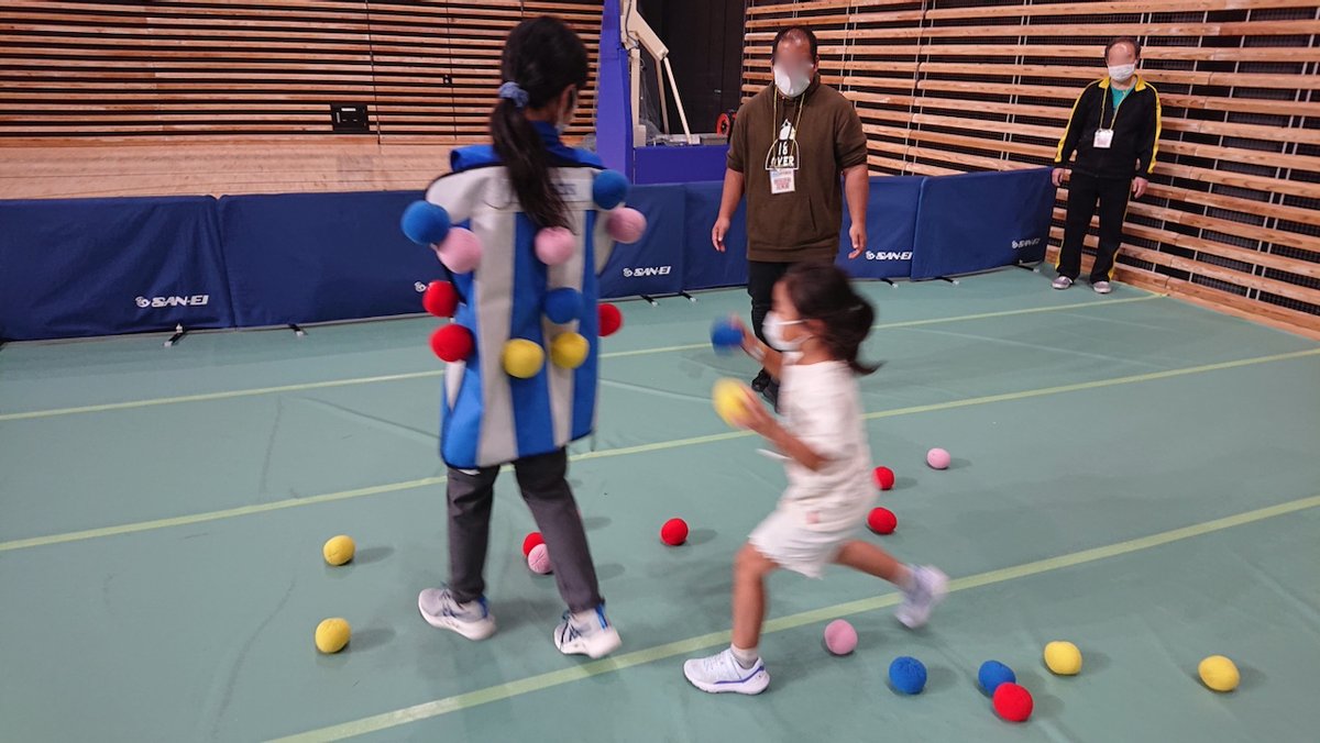 A girl trying out Pegasus Ball chases after the fleeing staff member and sticks the ball to him.