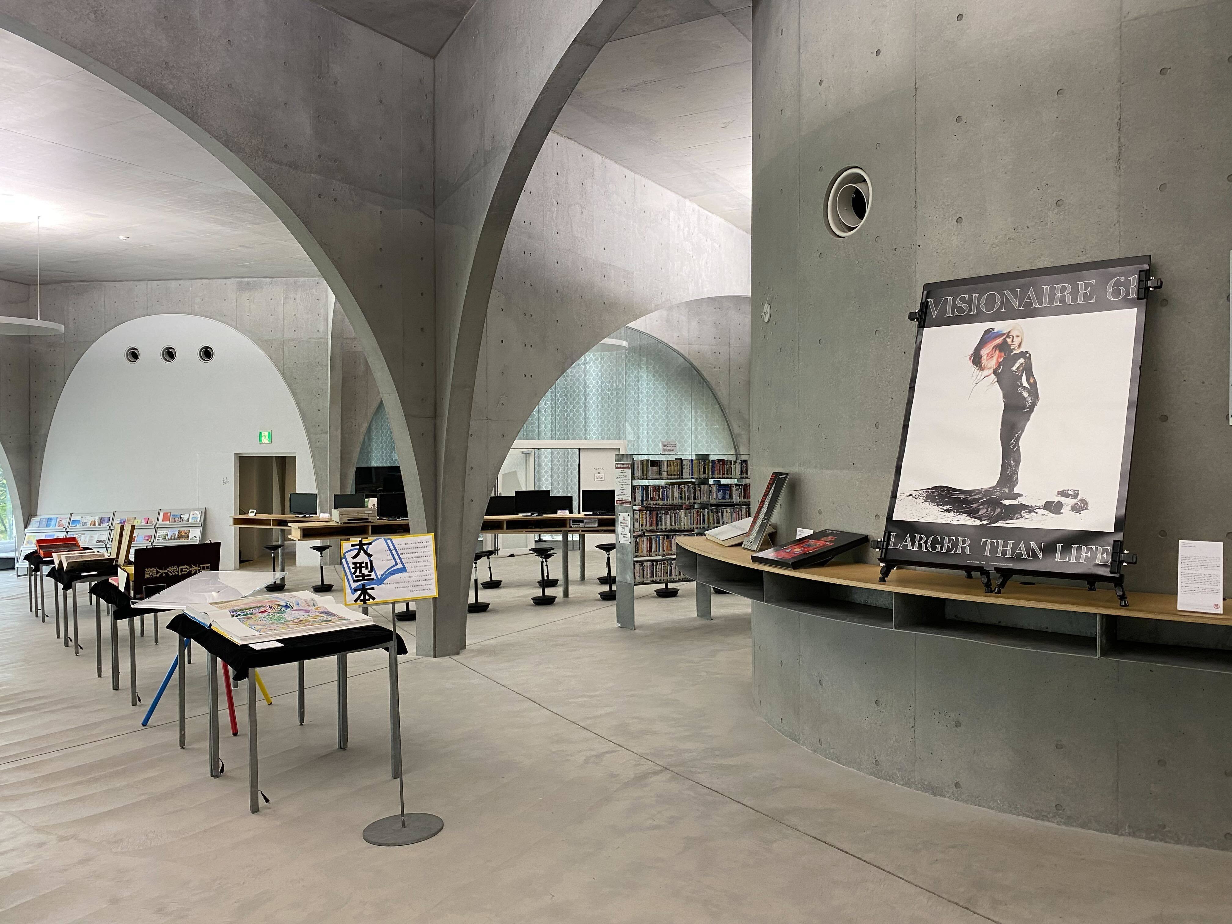 美しく、華やか。そして、大きい…。規格外の大きさの美術書たち｜多摩