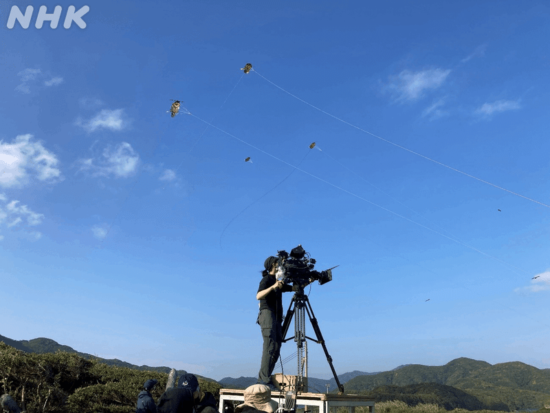 画像　カメラを構える筆者