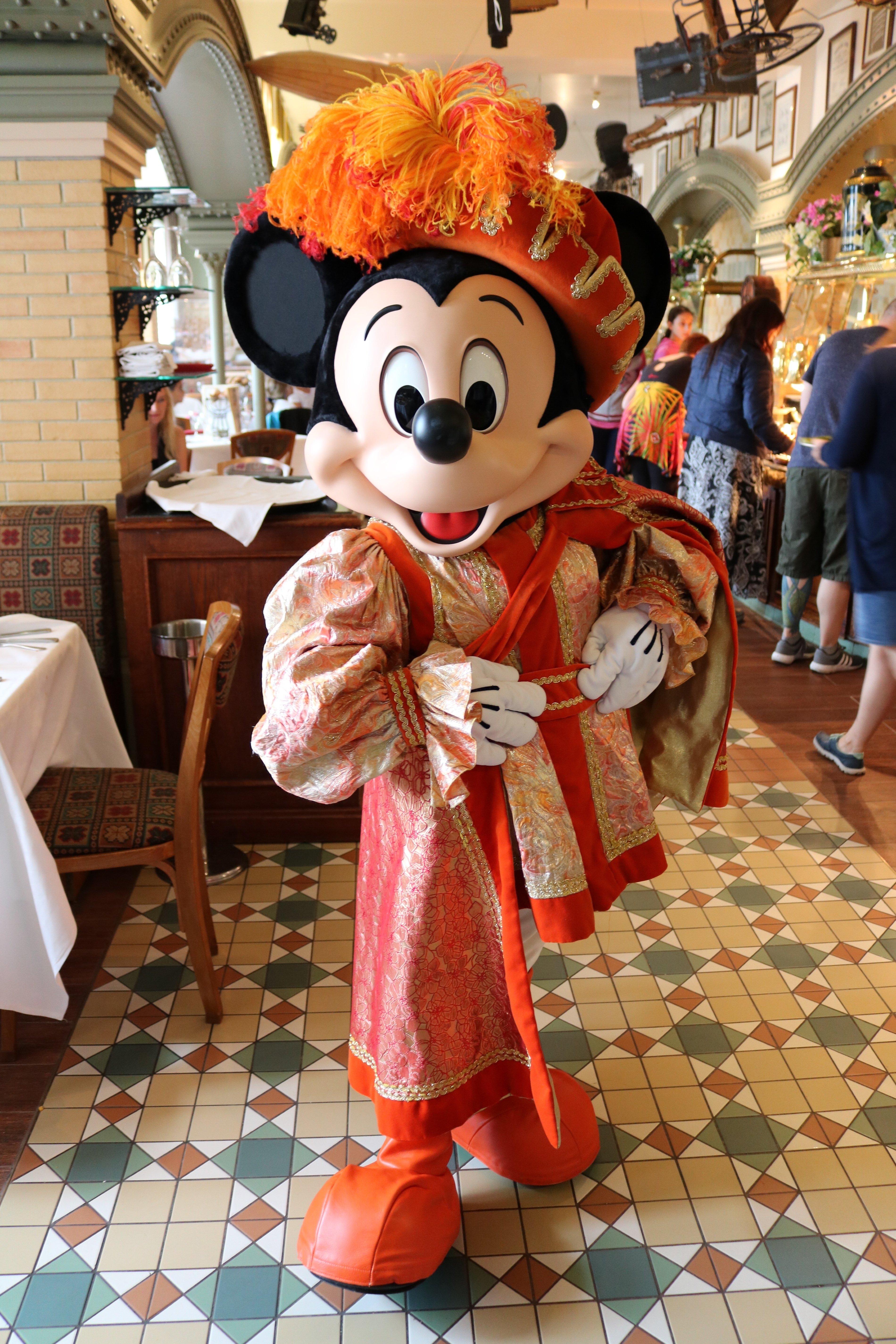 ディズニーランドパリ🏰チップとデールが扇子で踊る💃｜ミオルク
