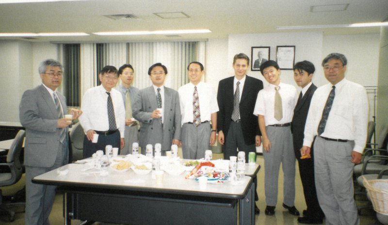 江崎グリコ時代の西村和弘さん（右から3人目）＝2000年、本人提供