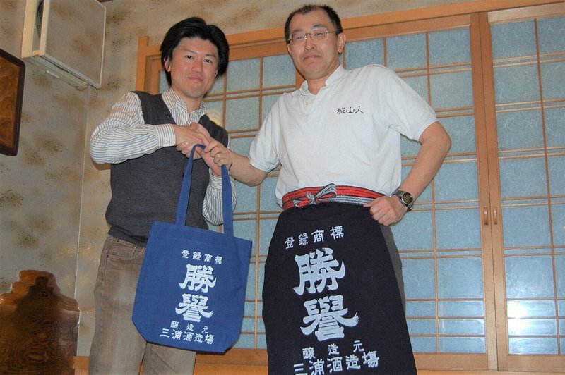 前掛けへの転換を決めたエニシングの西村和弘さん（左）。一つ一つ注文を受けて販売していった