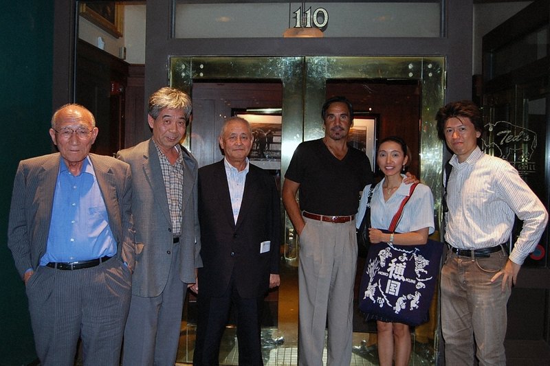 エニシングの西村和弘さん（右端）は、愛知県豊橋市の織物職人さんたちを連れてニューヨークでの展示会に臨んだ＝2009年 本人提供