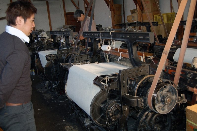 職人たちが使い込んできたシャトル織機＝愛知県豊橋市で2008年 エニシング提供