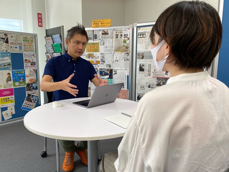 経営相談に乗る秋元祥治さん＝本人提供