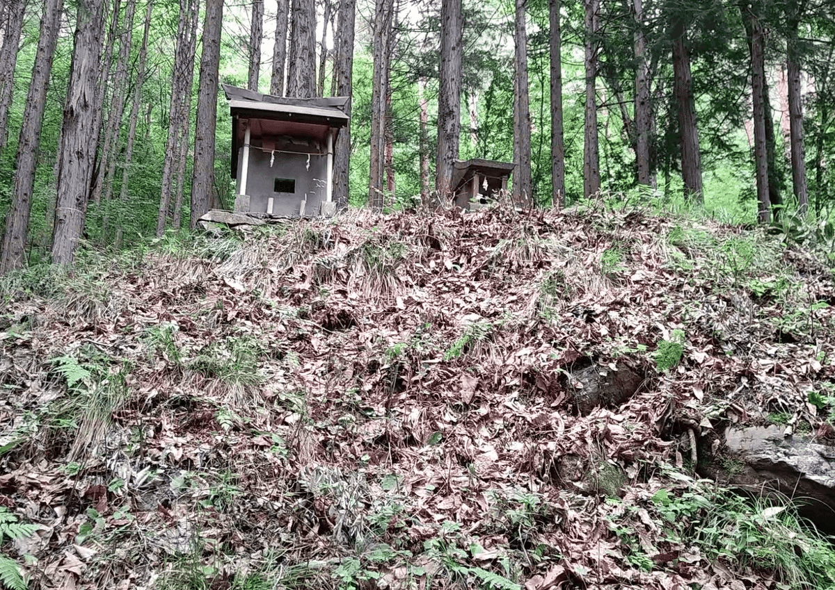 洞窟の上に岩戸神社の摂社・末社