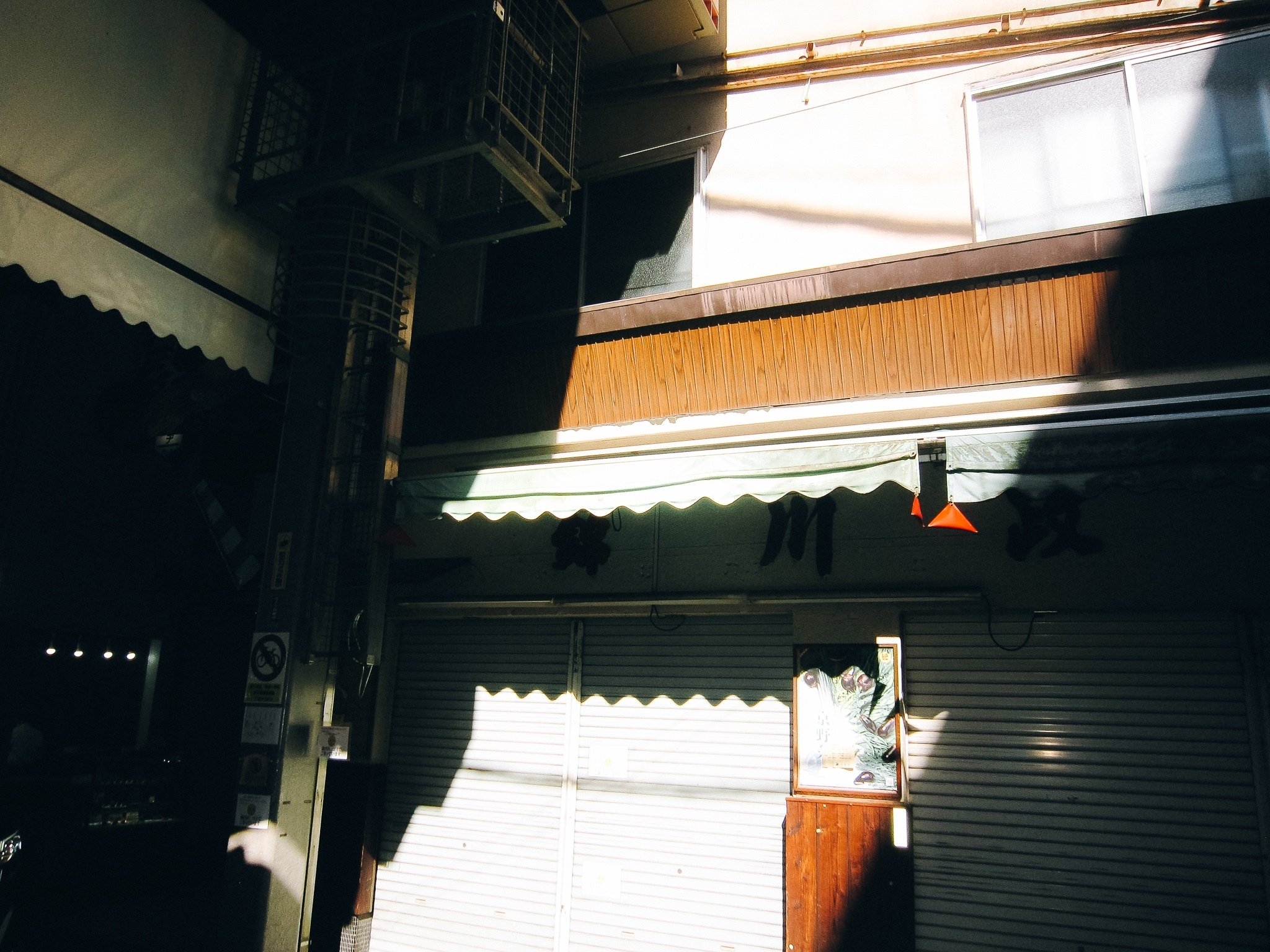 隣の芝生の青さに見惚れながら、枯れてる芝生に寝転がりたい。｜mitani