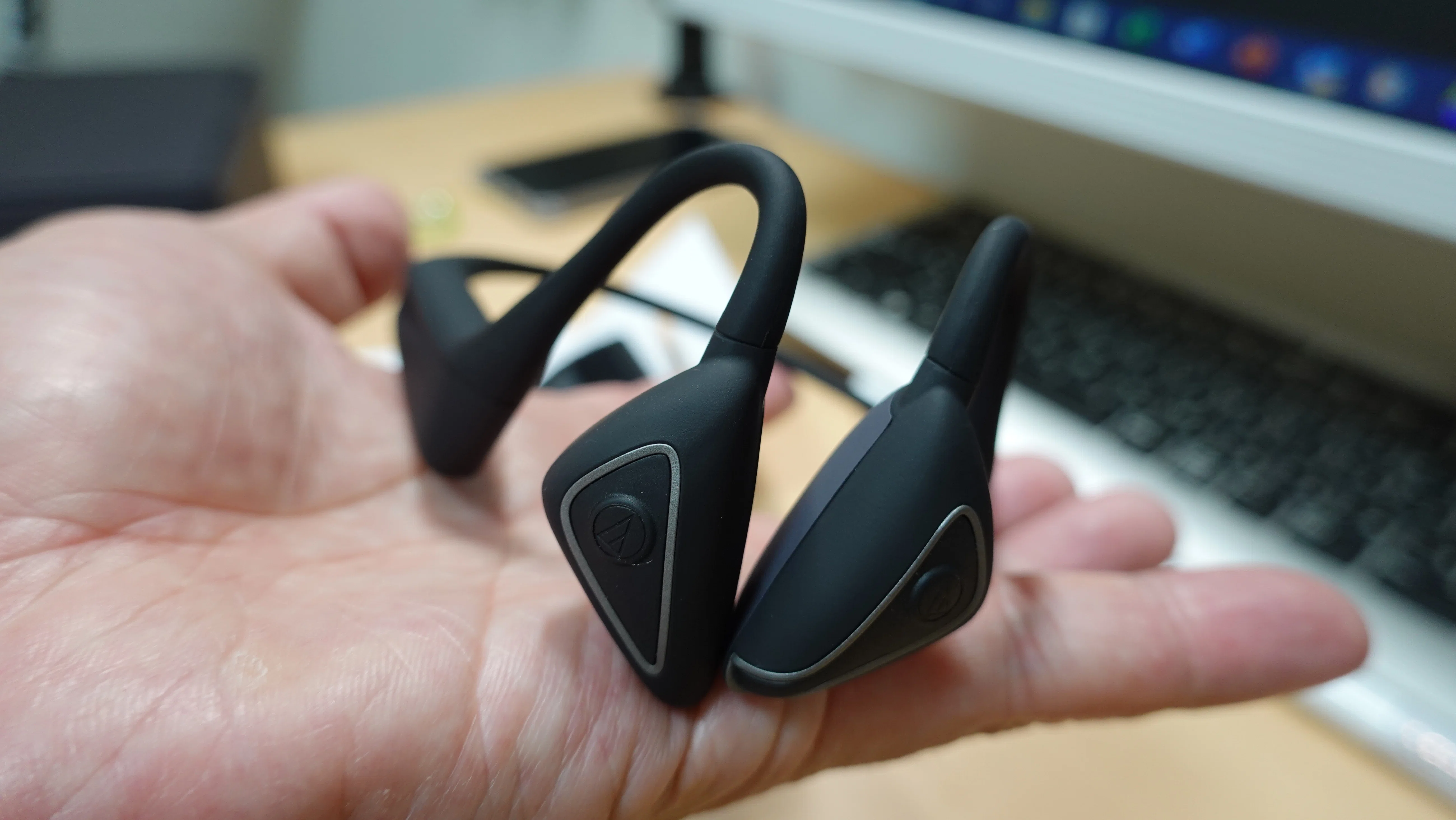 デジタル家電レビュー】耳穴を塞がない「骨伝導イヤホン」を買ってみた