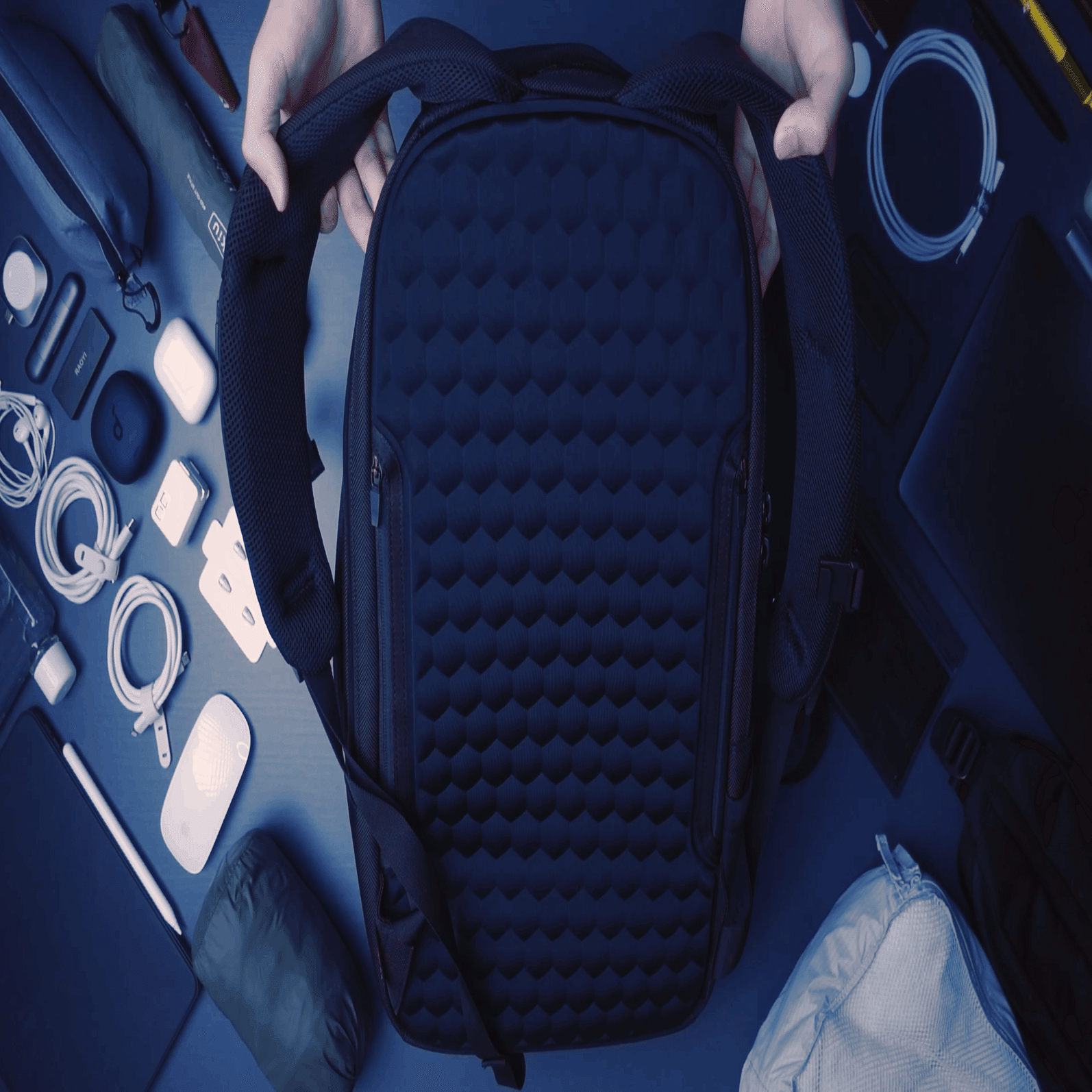 ミニマルでガジェットが沢山入るリュックWEXLEYのACTIVE PACK レビュー