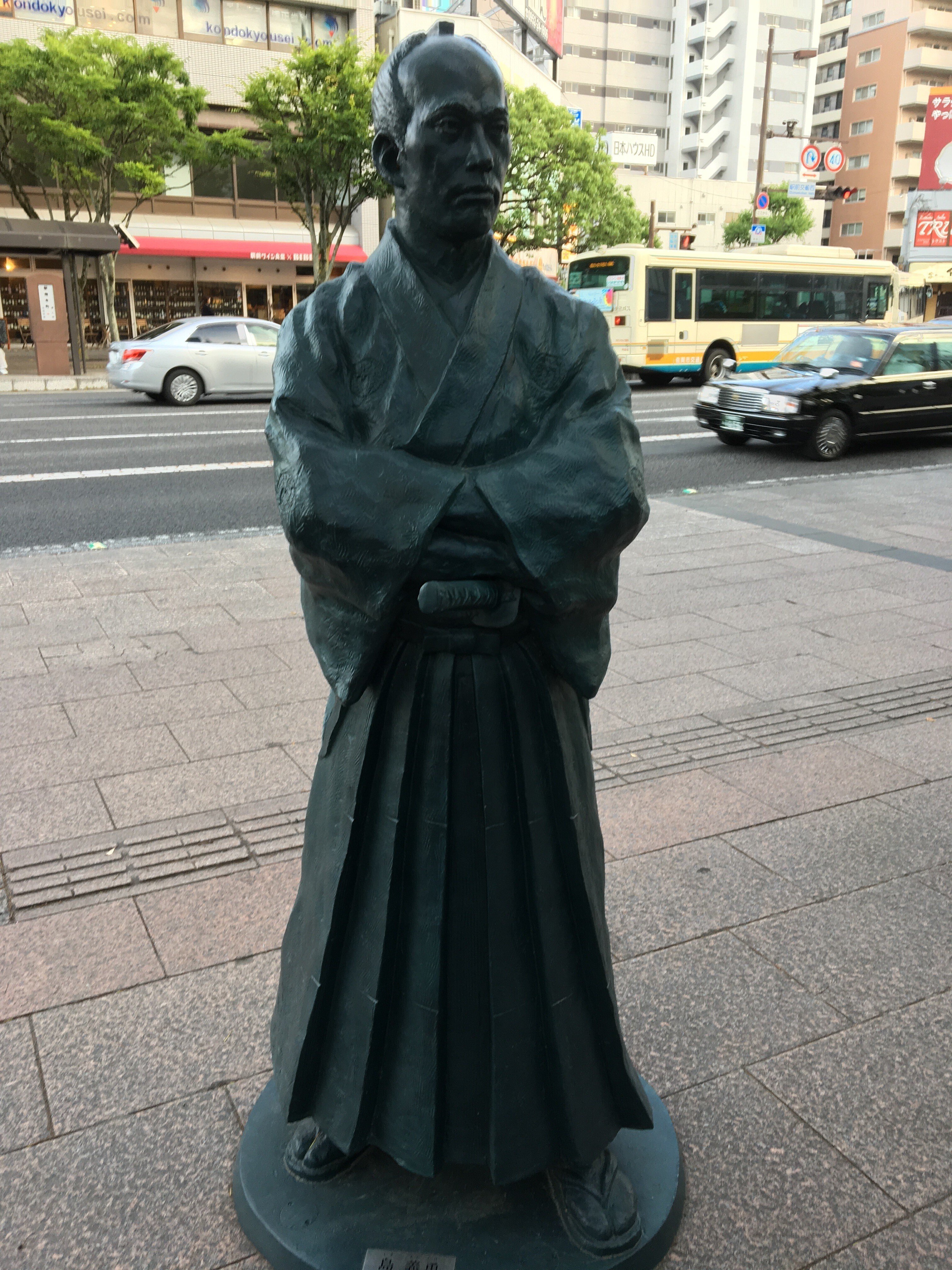 中央通りの佐賀の偉人達の銅像｜YUTO