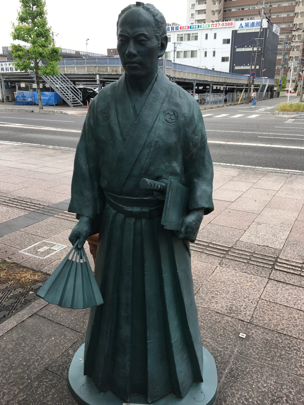 中央通りの佐賀の偉人達の銅像｜YUTO