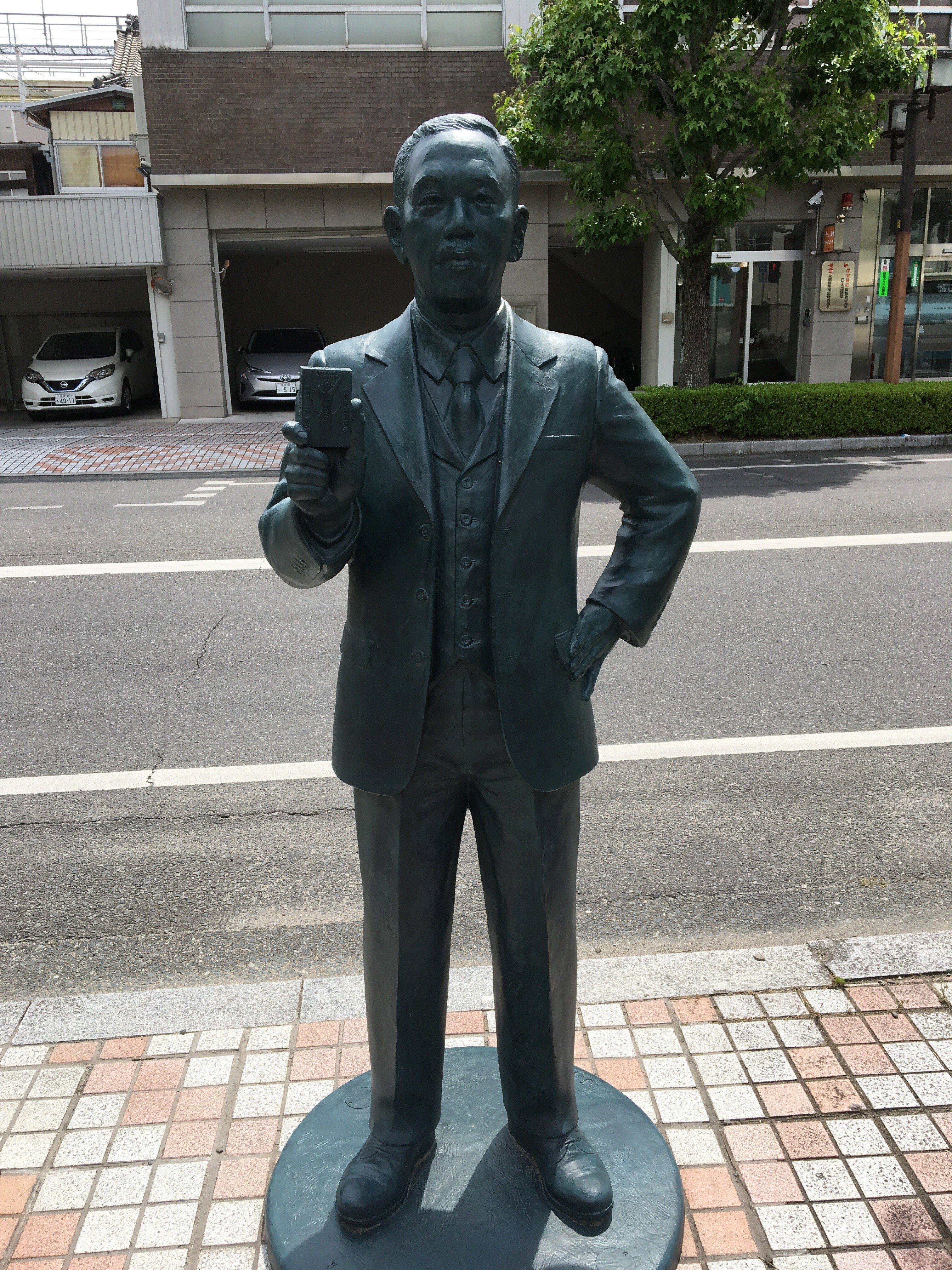 中央通りの佐賀の偉人達の銅像｜YUTO