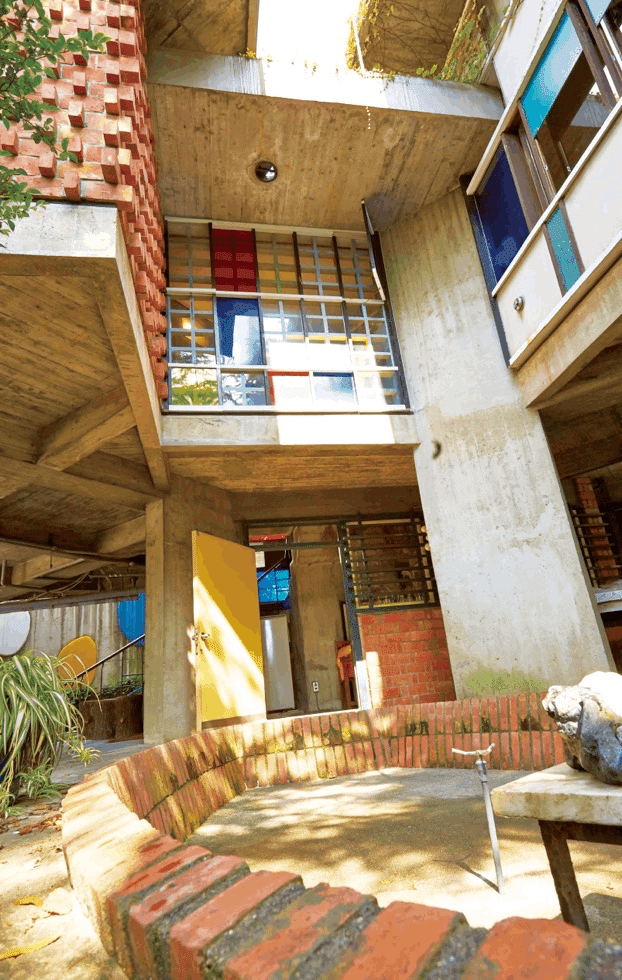 建築のデザイン》 安藤忠雄より早く泥としてのコンクリートで家を作っ