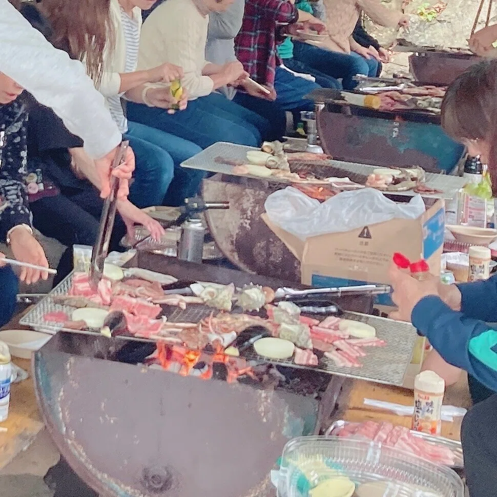 みんなで網を囲んで着席