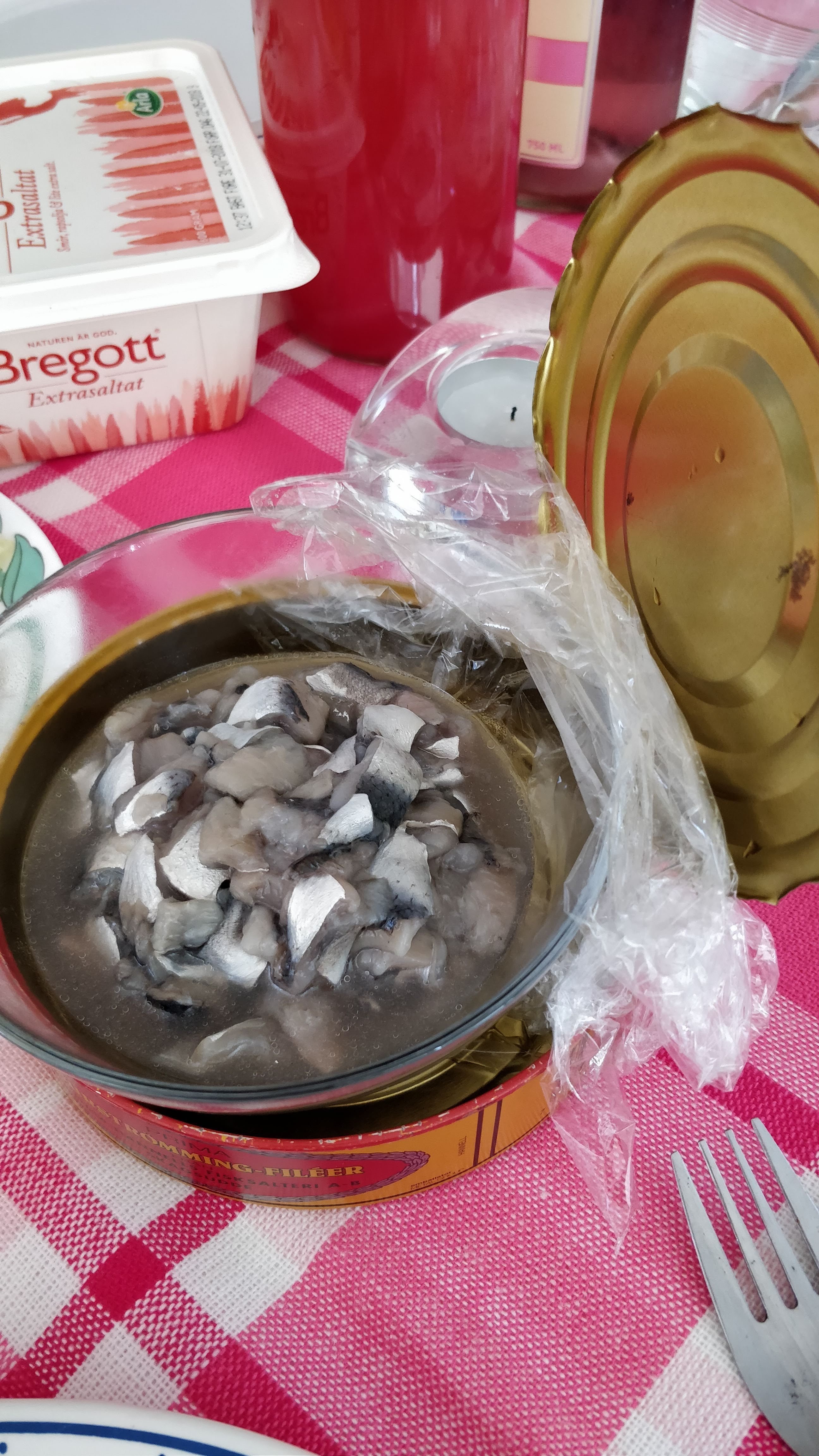 世界一臭い缶詰シュールストレミング 食べてみた｜松本英里香