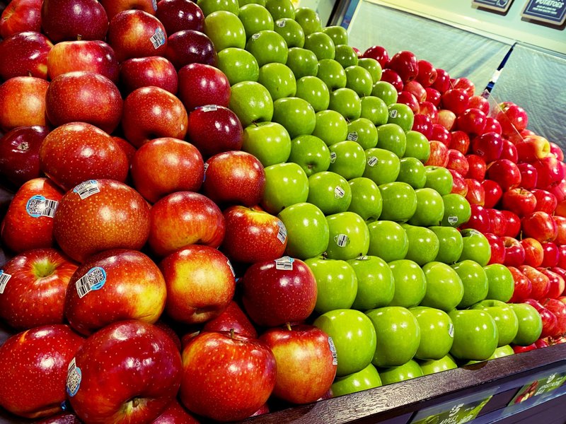 オーストラリアのスーパーマーケットでは、袋に入っているものもあるが、基本的に野菜やフルーツをバラ売りしている。たくさんのリンゴが整然と並んでいるのを見ると気持ちがいい。