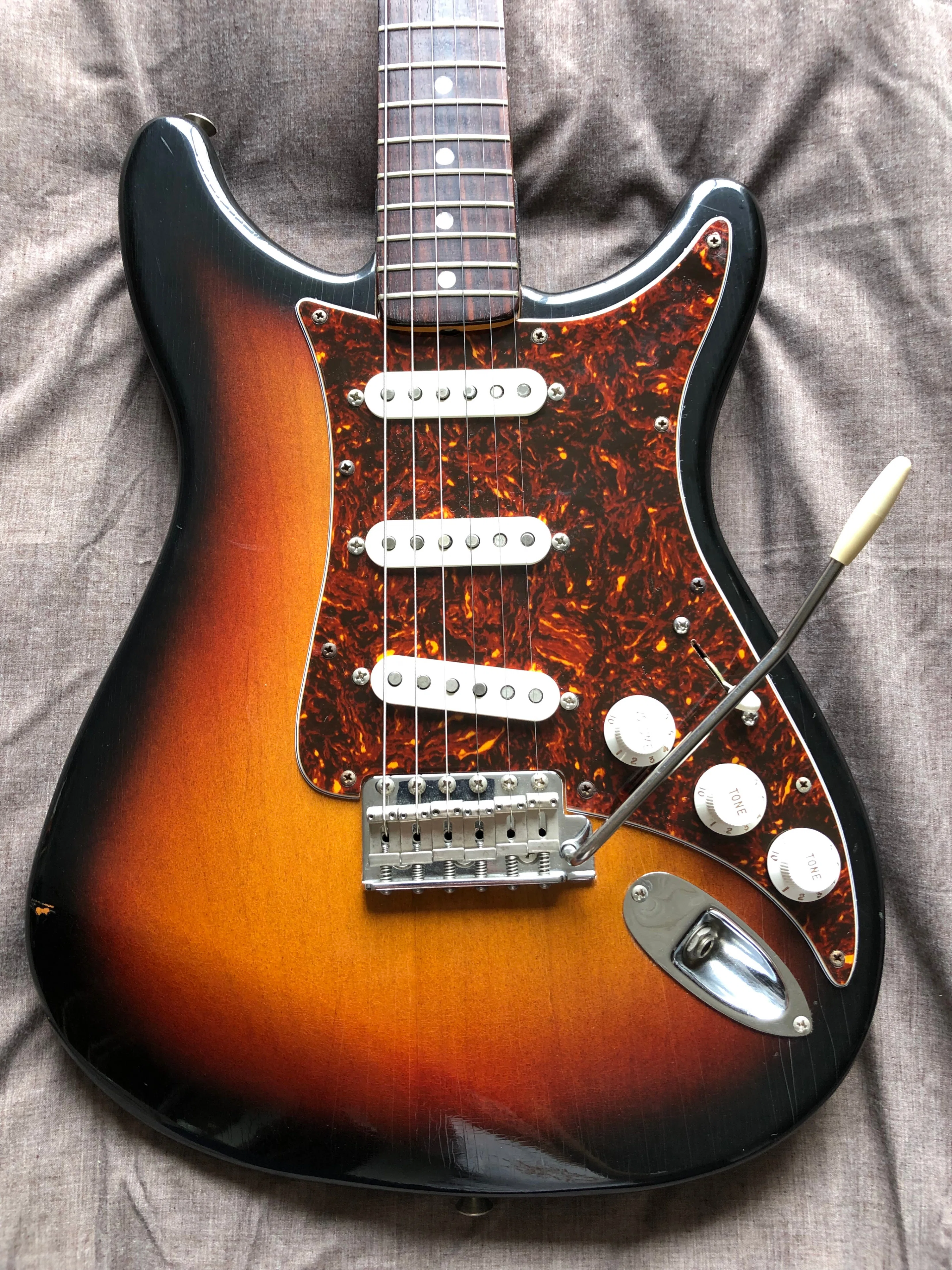 Fender Stratocaster風LEAD2のピックガード交換 #コスプレ｜田村六蔵
