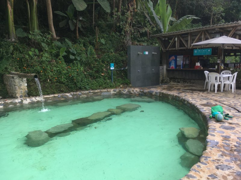 緑に囲まれた温泉