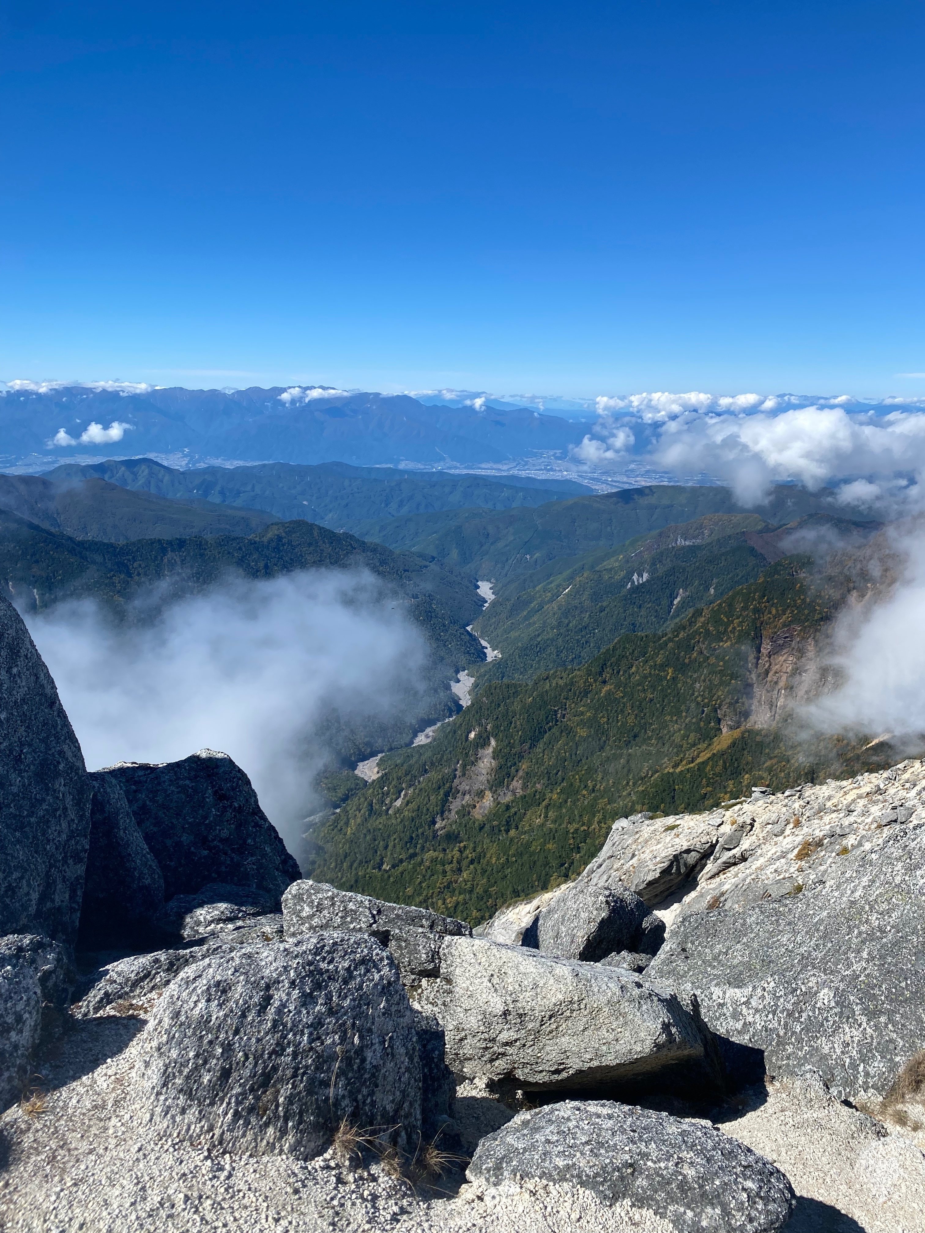 北岳・甲斐駒と黒部の岩場 甲斐駒ヶ岳 登山ルート「花崗岩に覆われた荒涼とした雰囲気が