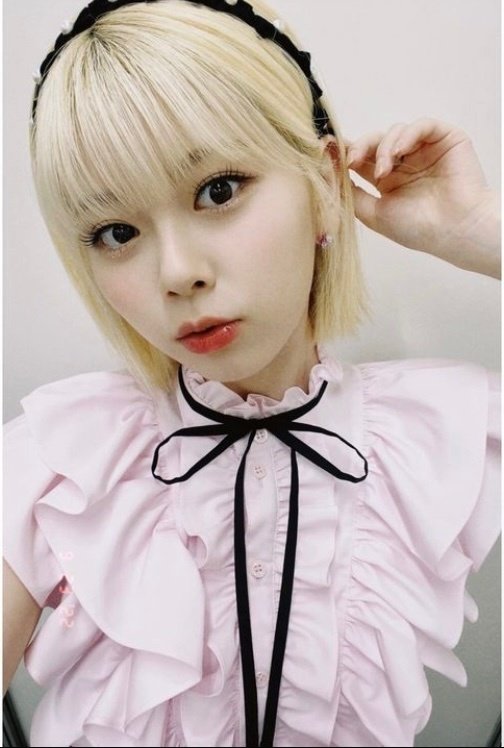 【最終値下げ】NiziU リク　サノク　全出席 NiziU・RIKU：超ミニスカート×透け感ソックスで美脚すらり お団子ヘア