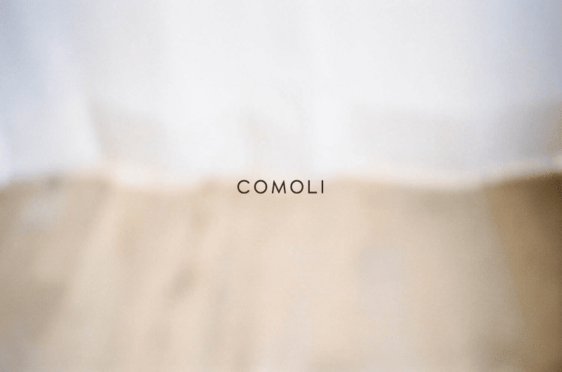 COMOLI　ブランドロゴ