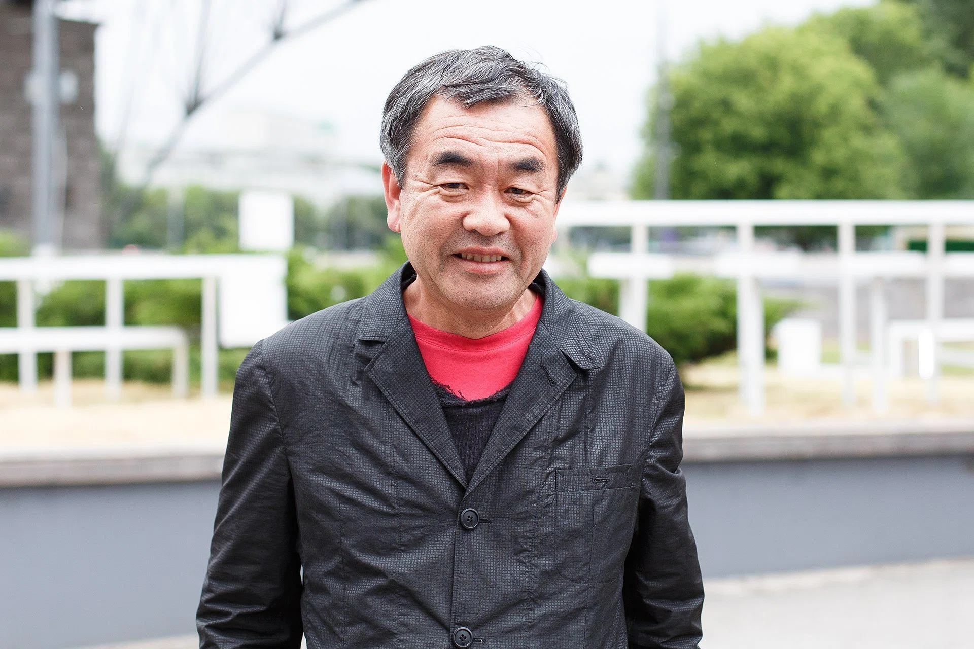 安藤忠雄の真逆：「負ける建築」の隈 研吾｜しじみ ｜デザインを語るひと