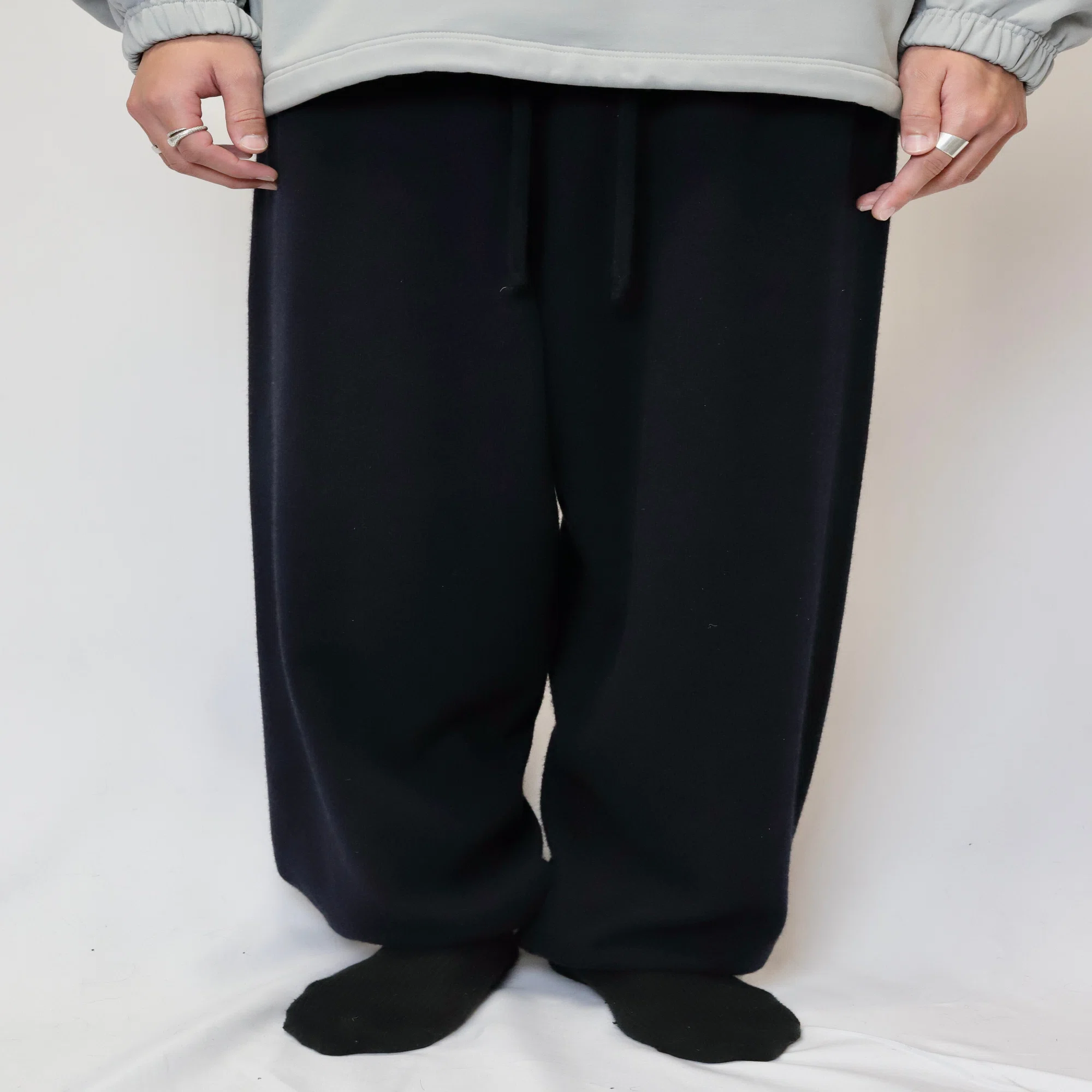 レビュ－】履き心地が最高！COMOLI（コモリ）カシミヤ ニットパンツの 