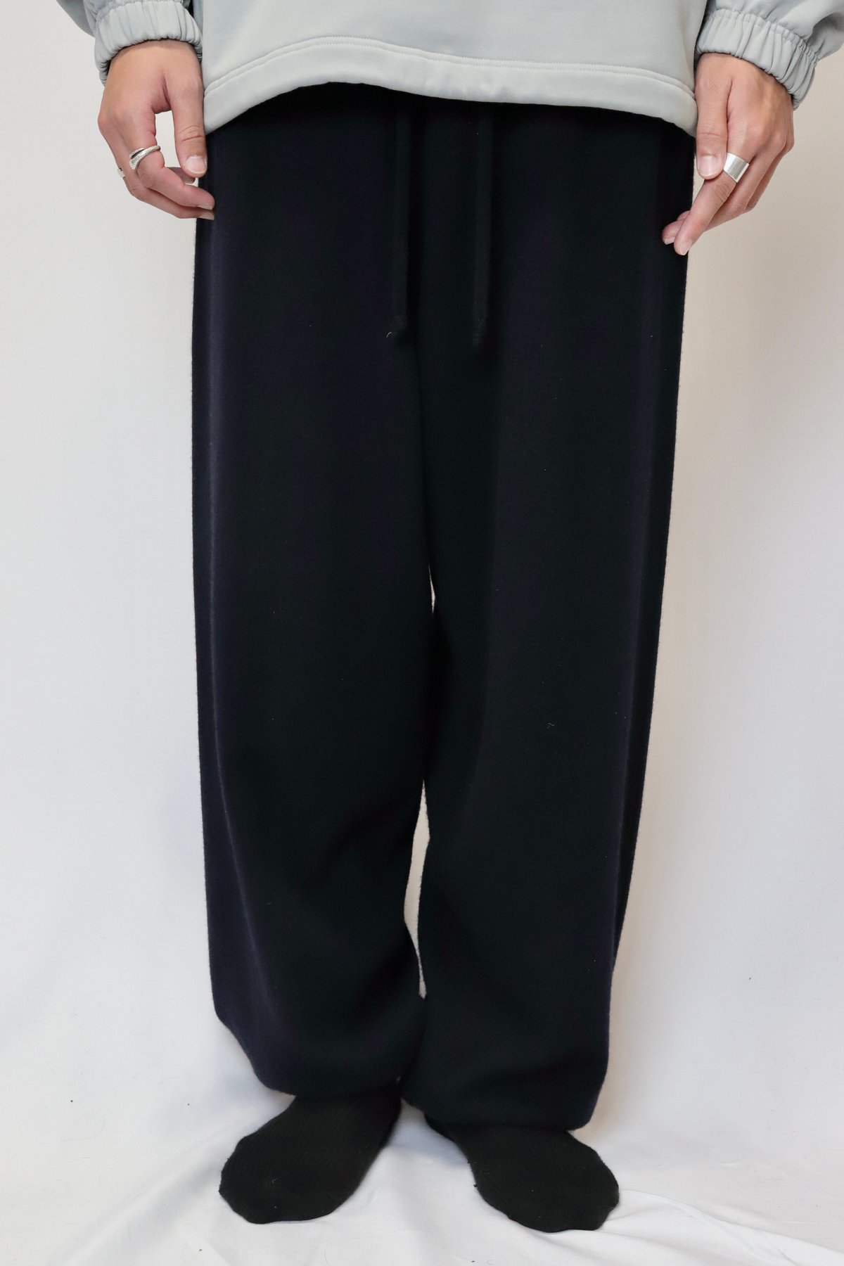 レビュ－】履き心地が最高！COMOLI（コモリ）カシミヤ ニットパンツの  