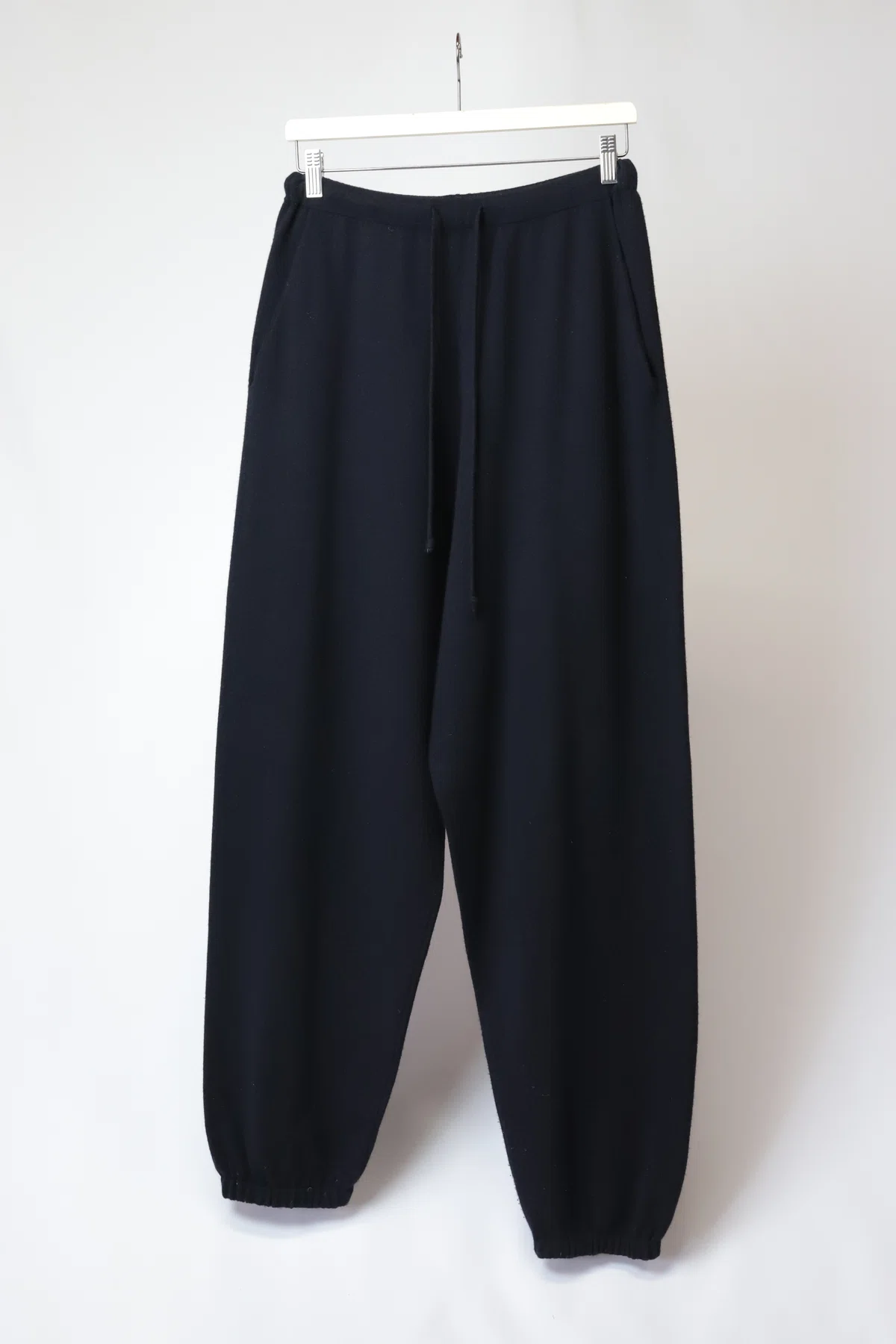 レビュ－】履き心地が最高！COMOLI（コモリ）カシミヤ ニットパンツの 