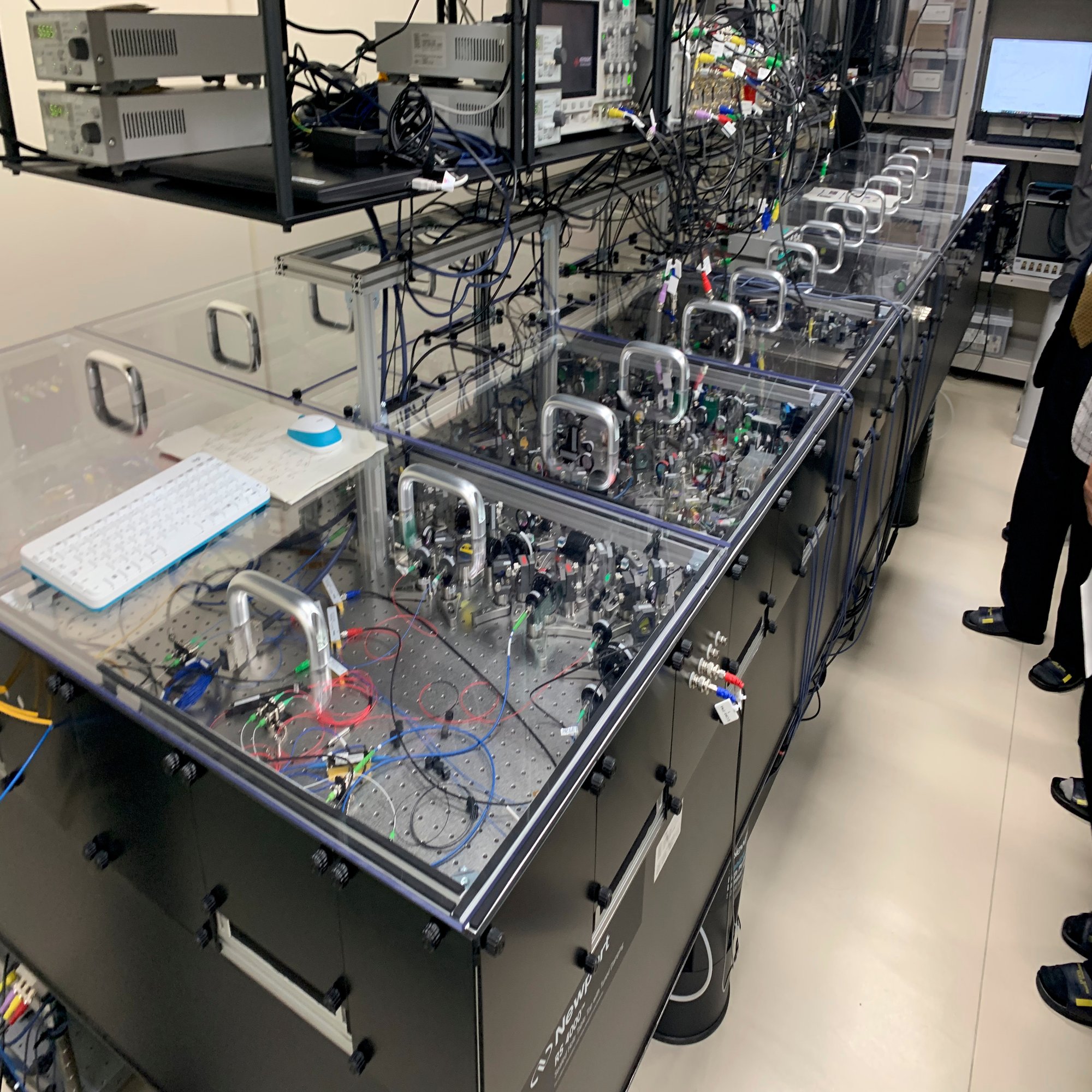 光量子コンピュータを東大で見学させてもらった。｜stingraze (加藤 翼)