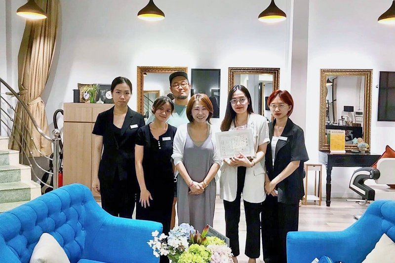 ビューティアトリエグループ代表の郡司成江さん(中央)とベトナム・ダナン店のスタッフ =本人提供