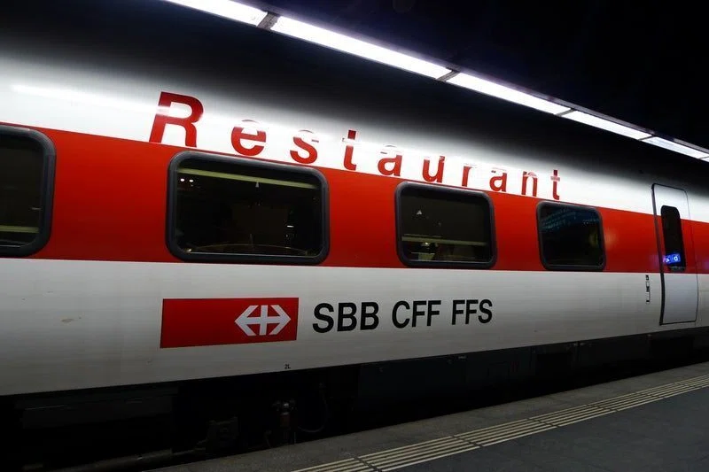 食堂車でスイスを楽しむ｜旅人 モデラー