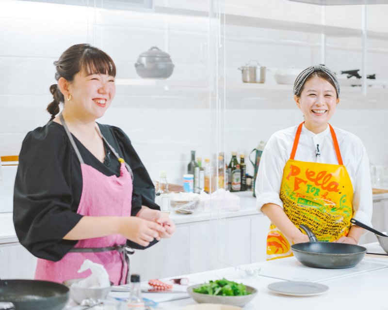 料理家の今井真実さんとSHIORIさんがキッチンにいる写真