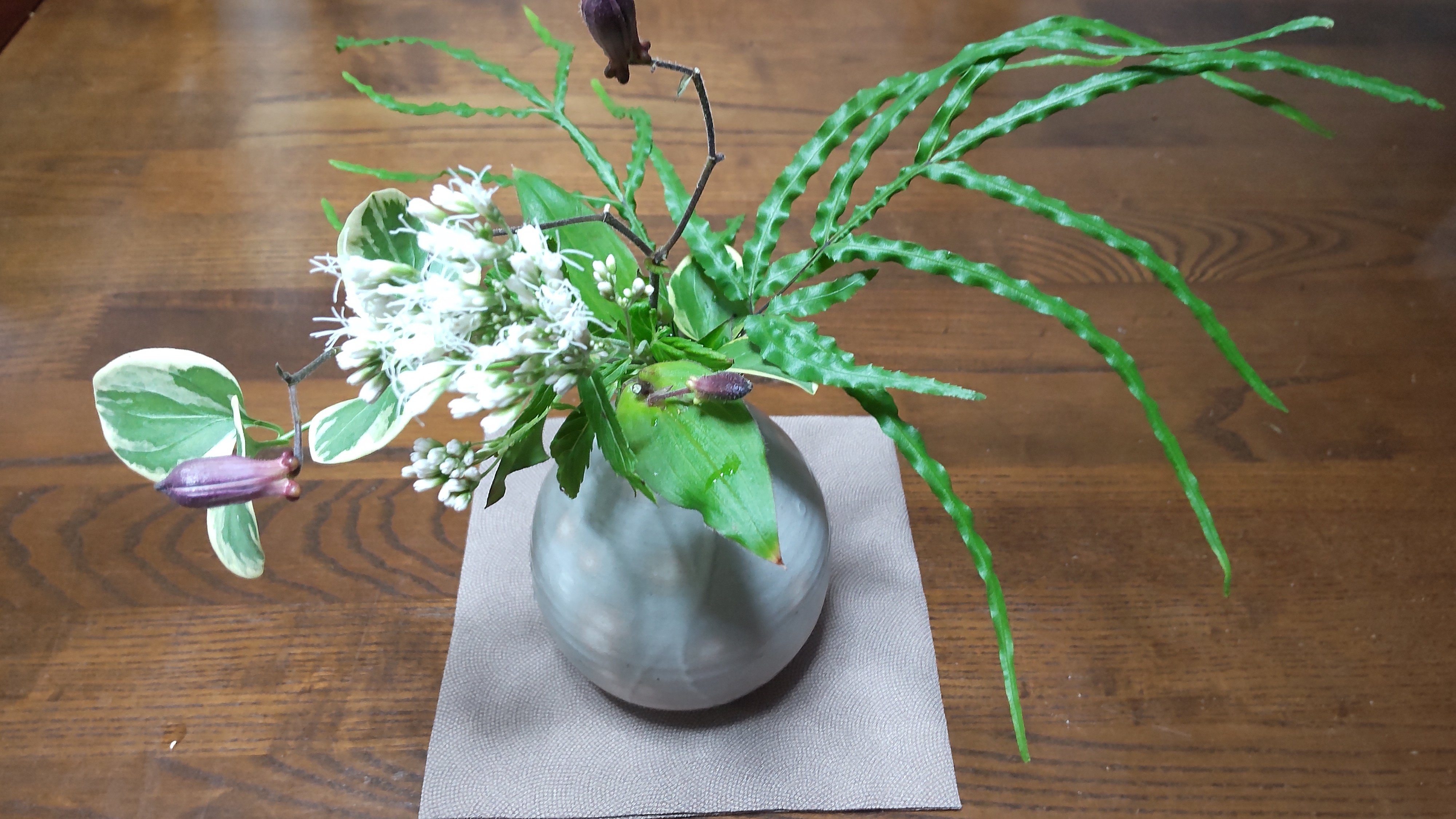焼物の花瓶に秋花を|蒲公英工房