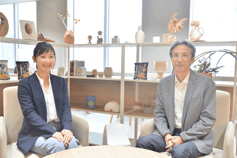 山本千夏さんと遠藤英三郎さんが座っている画像