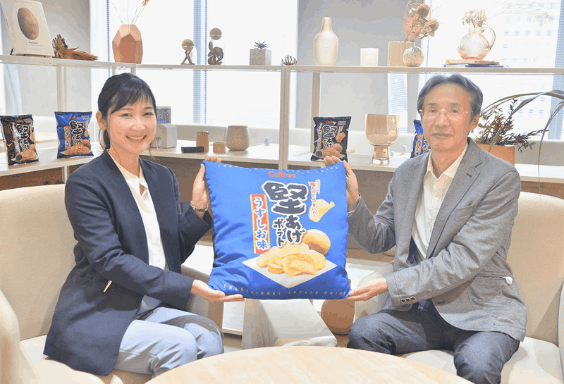 堅あげポテトのクッションをかかえて笑顔を見せる遠藤さんと山本さん