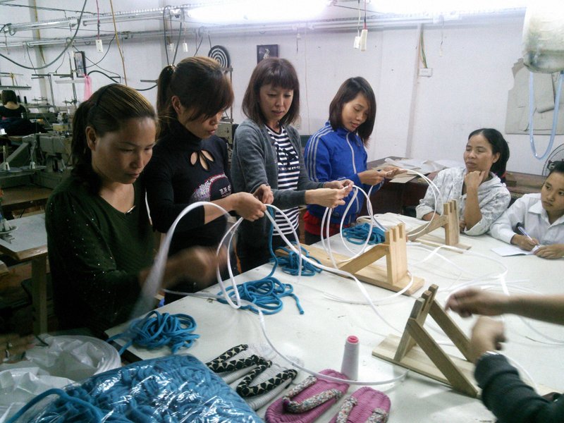 布草履の編み方を習うベトナム人女性たち＝2013年、小高集さん提供