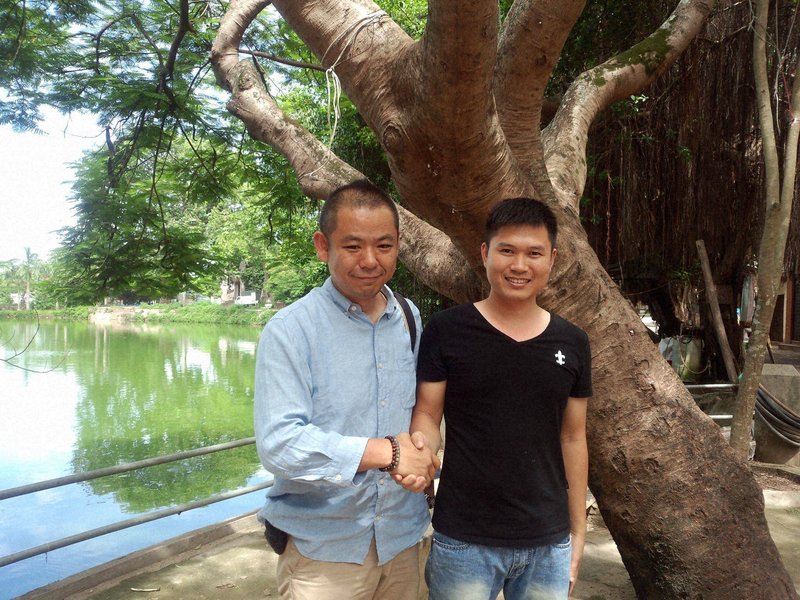 小高集さん（左）とベトナム工場の工場長＝2015年、小高さん提供