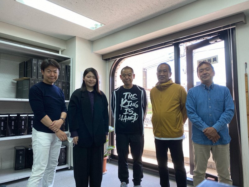 新生・小高莫大小工業の社員たち。中央が小高集さん=同社提供