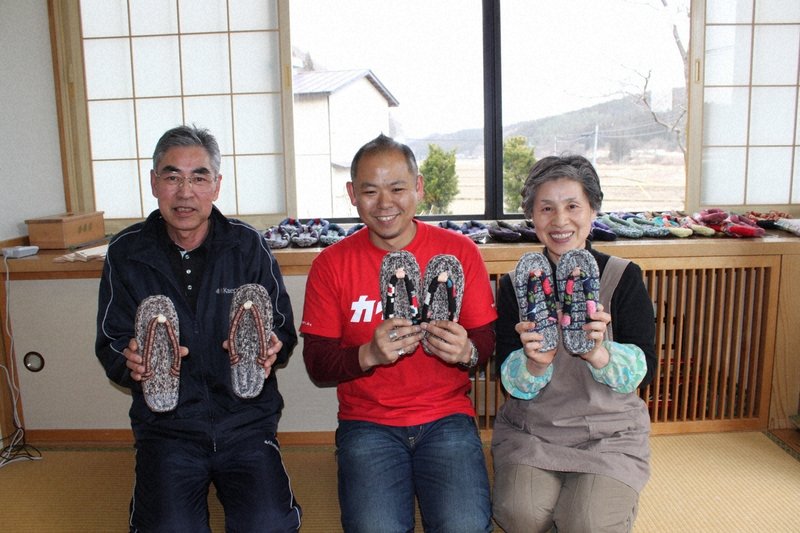 小高集さん(中央)と布草履職人の高橋勝さん夫妻=小高さん提供