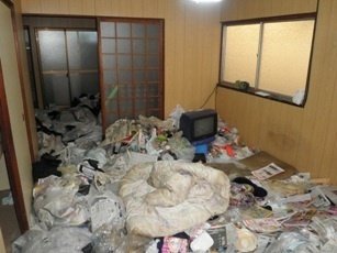 大東市の生活ゴミが散乱した部屋の片付け作業ビフォー