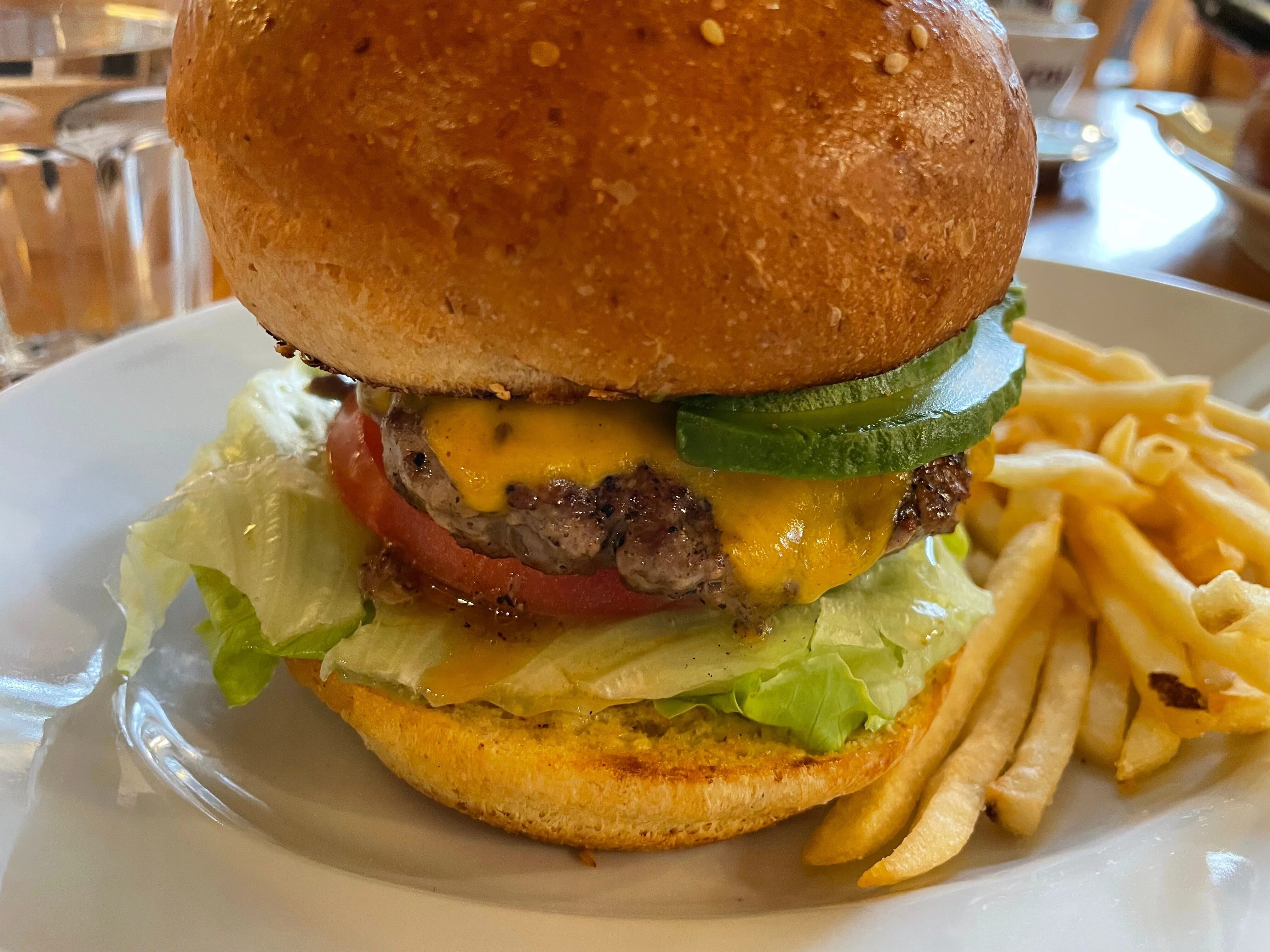 MOOSE HILLS BURGER」の自家製バンズ＆100%ビーフハンバーガーに