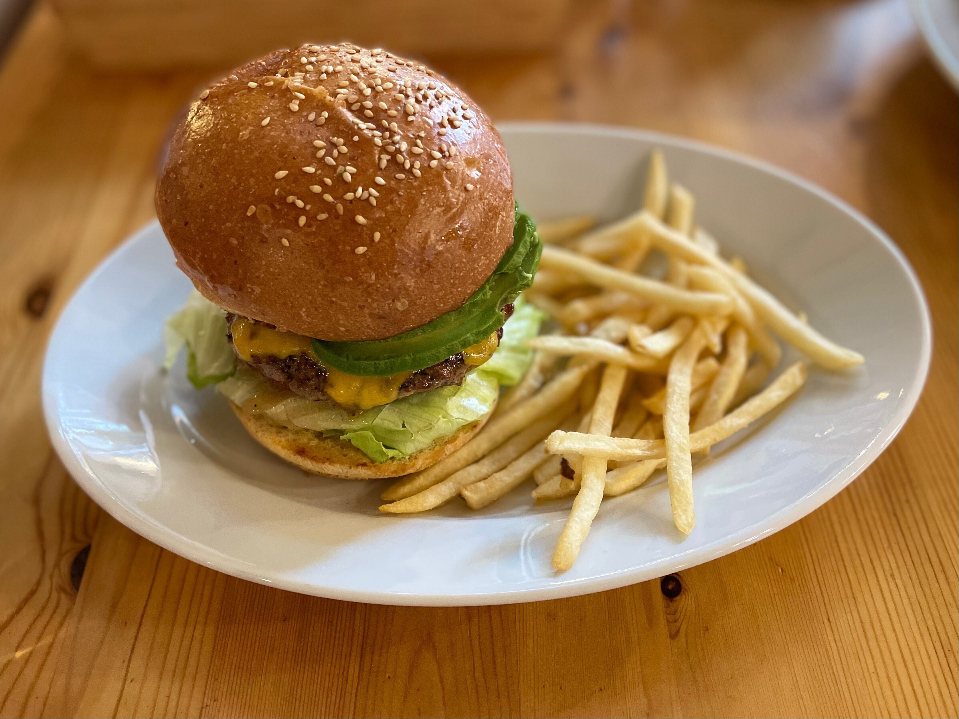 MOOSE HILLS BURGER」の自家製バンズ＆100%ビーフハンバーガーに