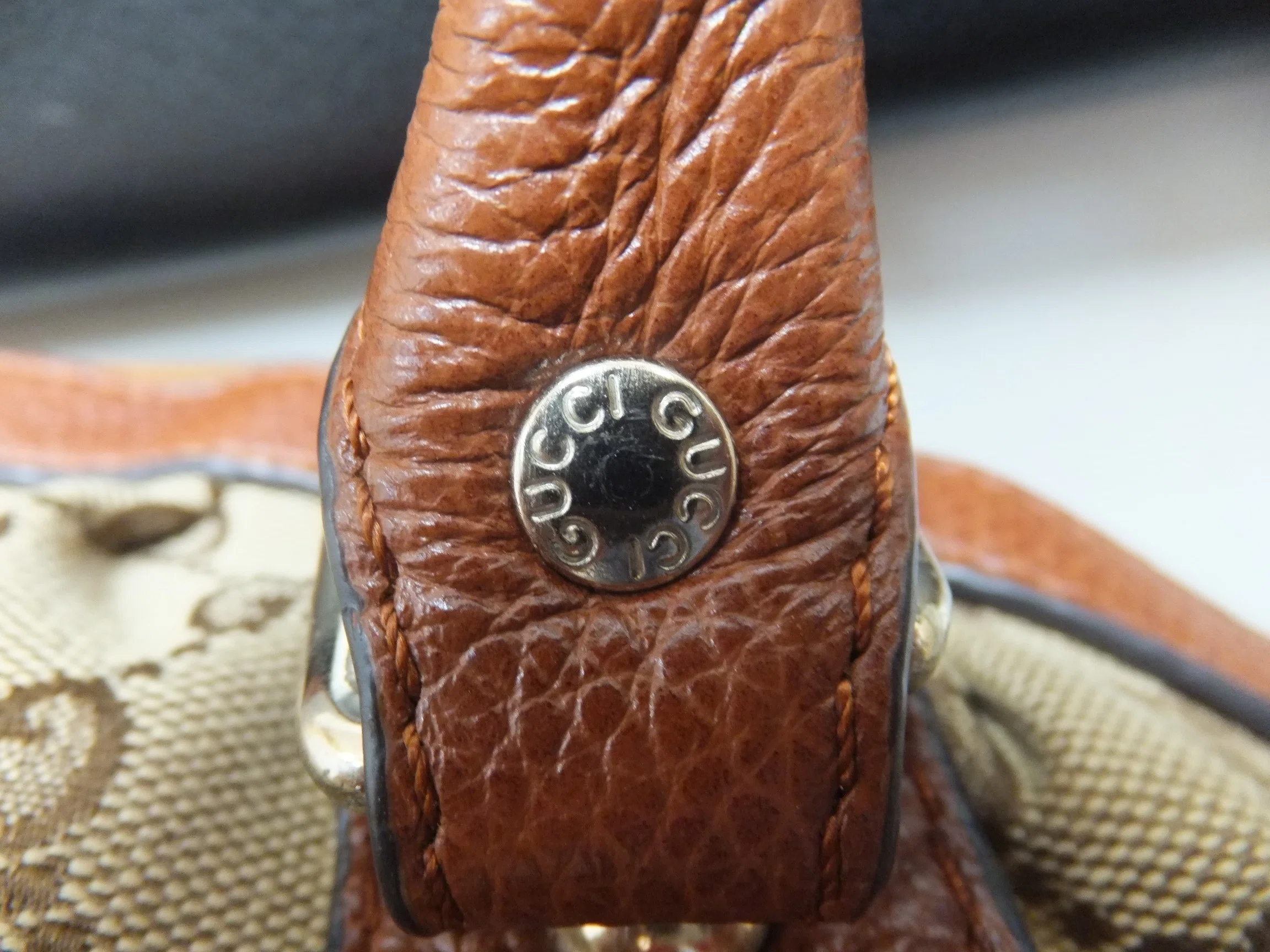 GUCCI ショルダーバッグ GGキャンバス 223974 8526 真贋情報