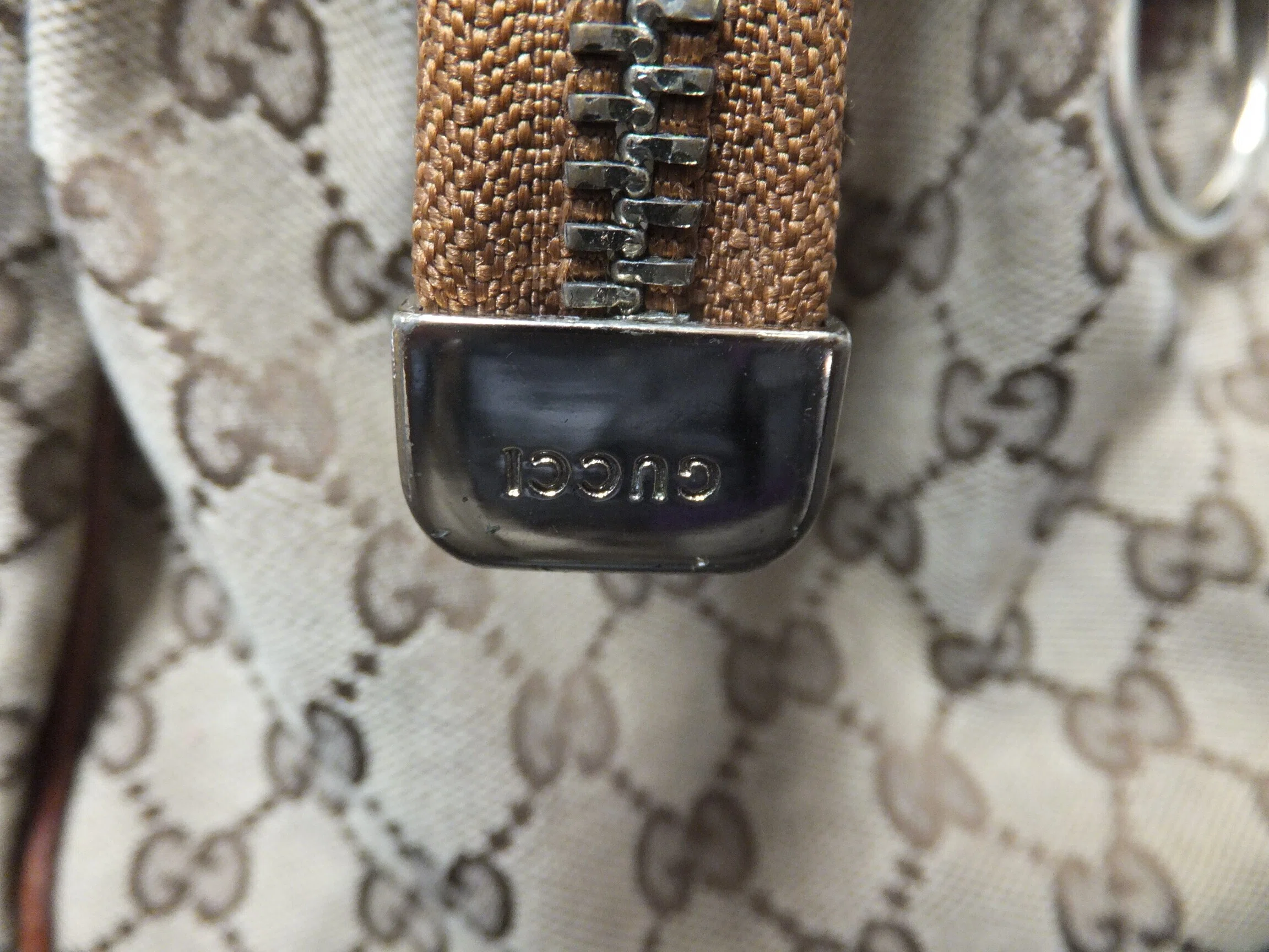 GUCCI ショルダーバッグ GGキャンバス 223974 8526 真贋情報