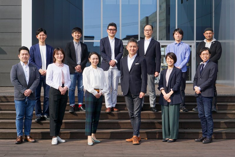 オカビズのスタッフと秋元祥治さん=本人提供